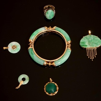 Een lot Chinese sieraden in jade en 18K goud: een armband, een ring en vier hangers