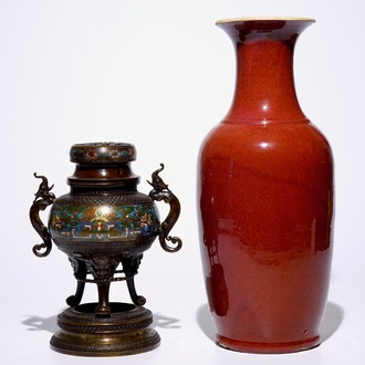 Een Chinese monochrome sang de boeuf vaas en een bronzen wierookbrander, 19e eeuw
