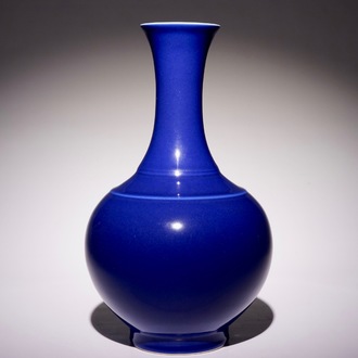 Een Chinese monochrome blauwe flesvormige vaas, Guangxu merk en periode