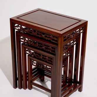 Vier Chinese stapelbare gesculpteerd hardhouten tafels, 20e eeuw