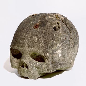 Een gesculpteerde kalkstenen schedel of Memento Mori, 16e eeuw