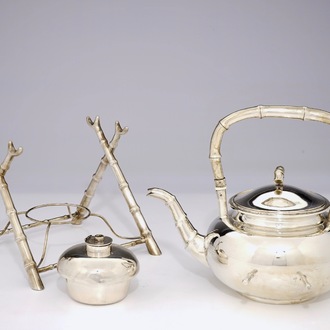 Een Chinese zilveren bouilloire op houder met brander, Wang Hing gemerkt, ca. 1900
