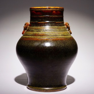 Een Chinese monochrome teadust geglazuurde hu vaas, Qianlong merk, 19e eeuw