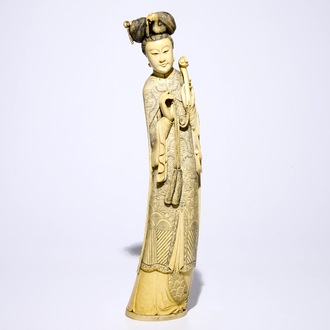 Een grote Chinese ivoren figuur van Guanyin, 19e eeuw