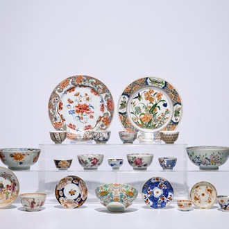 Un lot varié de bols, assiettes et tasses et soucoupes, la plupart Chine, 18/19ème