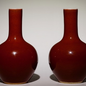 Een paar Chinese monochrome koperrode bolvaasjes, 19/20e eeuw