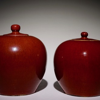 Twee Chinese monochrome sang de boeuf dekselpotten, 19e eeuw