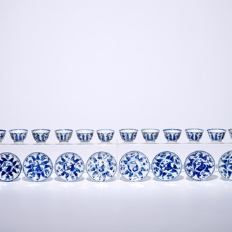 Twaalf Chinese blauw-witte koppen en schotels met lange Lijzen, Kangxi
