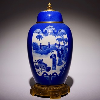 Een fraaie Chinese bleu poudré dekselpot met bronsmontuur, 19e eeuw