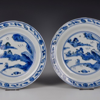 Een paar blauw-witte Chinese borden met landschapsdecor, Ming, Jiajing/Wanli