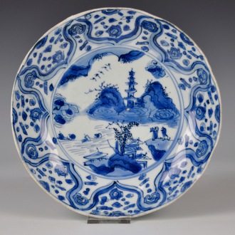 Een Chinees blauw-wit kraak porseleinen bord met een landschap, Ming, Wanli