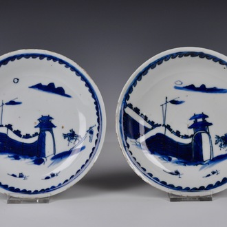 Een paar Chinese blauw-witte ko-sometsuke borden, Ming, Wanli/Tianqi
