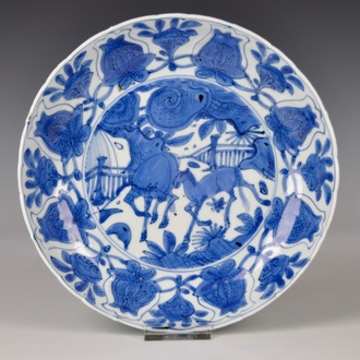 Een Chinees blauw-wit kraak porseleinen bord met paarden, Ming, Wanli