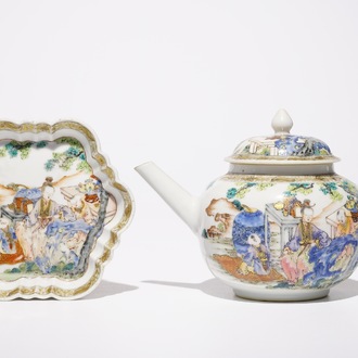 Een fijne Chinese famille rose theepot op onderschotel met een dame en twee jongens, Yongzheng