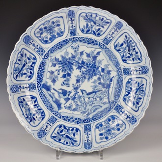 Een Chinese blauw-witte kraak porseleinen schotel met vogels, Ming, Wanli