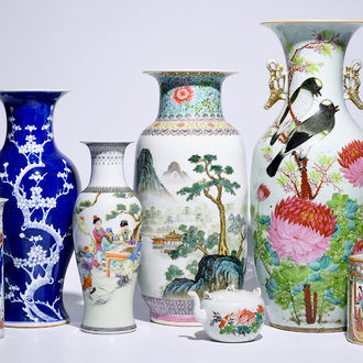 Vijf Chinese famille rose en blauw-witte vazen, een theepot en een penselenbeker, 19/20e eeuw