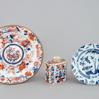 Een Chinese Imari-stijl theebus, een saladebord en een blauw-wit bord, Qianlong