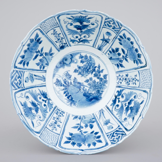 Een Chinese blauw-witte kraak porseleinen kom met een vogel tussen bloesems, Ming, Wanli