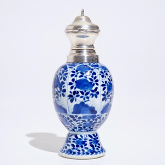 Een blauwwitte Chinese vaas met zilvermontuur, Kangxi
