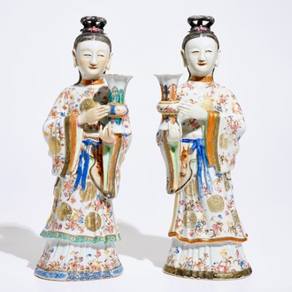 Twee grote Chinese famille rose kandelaars in de vorm van vrouwen aan het hof, Qianlong