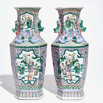 Een paar Chinese hexagonale famille rose vazen, 19e eeuw