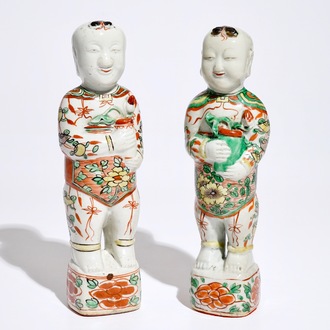 Een paar Chinese famille verte figuren van de Hehe Er Xian broers, Kangxi
