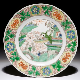 Een Chinees famille verte bord met een landschap bij de rivier, Kangxi