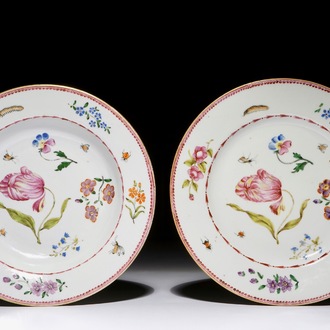 Een paar fijne Chinese famille rose borden met tulpen, Qianlong