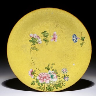 A Chinese famille rose yellow-ground sgraffiato plate, 18/19th C.
