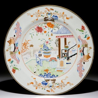 Een grote Chinese famille rose schotel met antiquiteitendecor, Qianlong