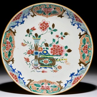 Een Chinese famille rose florale schotel met capucijner achterzijde, Qianlong