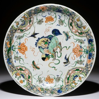 Een Chinese famille verte schotel met een tempelleeuw, Kangxi