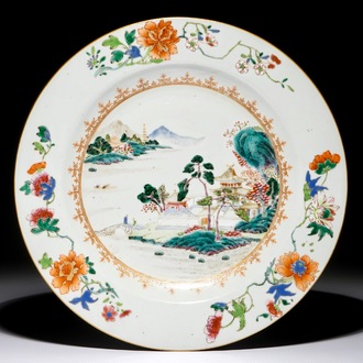 Een Chinese famille rose schotel met landschapsdecor, Qianlong
