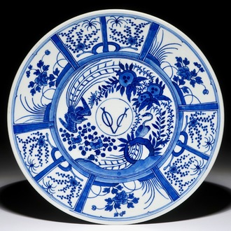 Een Chinese blauwwitte schotel met VOC-monogram, 19e eeuw