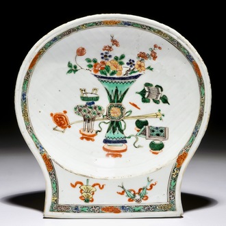 Een schelpvormige Chinese famille verte coupe, Kangxi