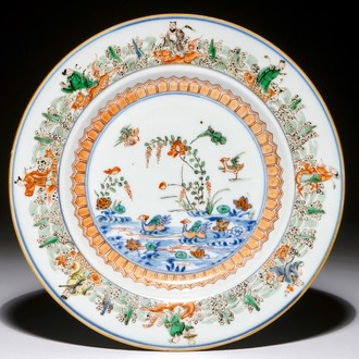 Een Chinees famille verte doucai bord met onsterfelijken en mandarijneenden, Kangxi/Yongzheng