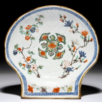 Een schelpvormige Chinese famille verte coupe, Kangxi