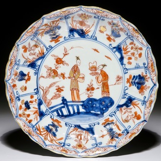 Een Chinees Imari-stijl bord met dames in een tuin, Kangxi