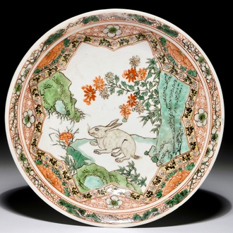 Een Chinees famille verte bord met een haas, Hongzhi merk, Kangxi