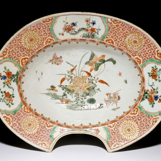 Un plat à barbe en porcelaine de Chine famille verte, Kangxi