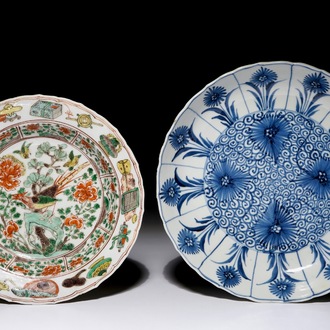 Deux assiettes en porcelaine de Chine famille verte et bleu et blanc, Kangxi
