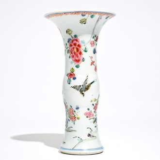 Een Chinese famille rose yenyen vaas, Yongzheng/Qianlong