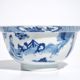 Un bol de type klapmuts en porcelaine de Chine bleu et blanc, marque de Xuande, Kangxi