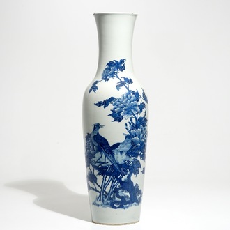 Een grote blauwwitte Chinese vaas met fazanten tussen bloesems, 19e eeuw