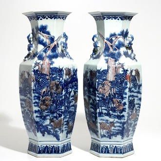 Een paar Chinese blauw en onderglazuur rode vazen met herten en tempelleeuwen, 19e eeuw