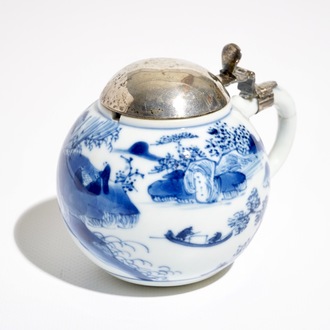 Een Chinese blauwwitte mosterdpot met zilveren montuur, Kangxi