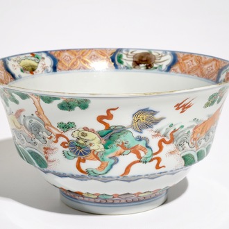 Un bol en porcelaine de Chine famille verte aux lions bouddhistes, Kangxi