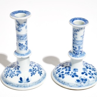 Twee kleine Chinese blauwwitte kandelaars, Kangxi