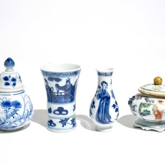 Vier Chinese blauwwitte en famille verte miniatuurvaasjes, Kangxi en later