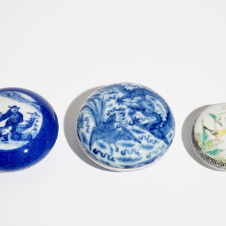 Drie ronde Chinese blauwwitte en famille rose dekseldoosjes, 19/20e eeuw
